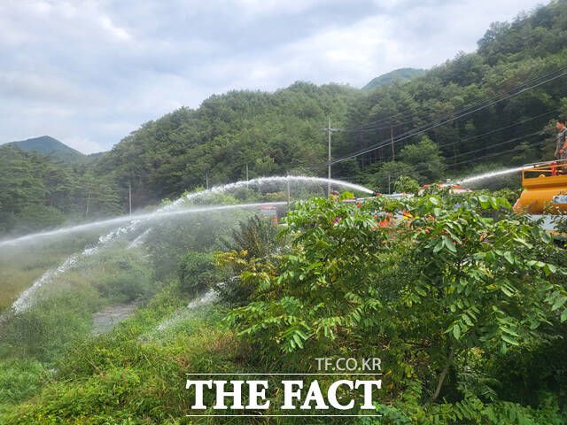 강릉 오봉저수지로 향하는 물길을 향해 육, 해, 공군의 물탱크차들이 살수를 하고 있다. /강원도 강릉=오승혁 기자
