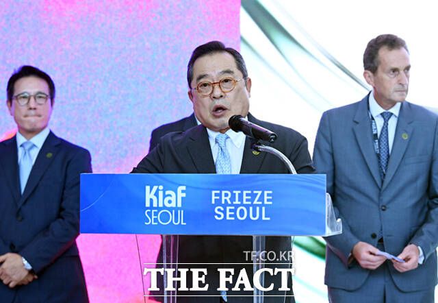 구자열 키아프 조직위원장이 3일 서울 강남구 코엑스에서 열린 '키아프 서울(Kiaf SEOUL) 2025), 프리즈 서울 2025(Frieze Seoul 2025)' 개막식에서 개회사를 하고 있다.