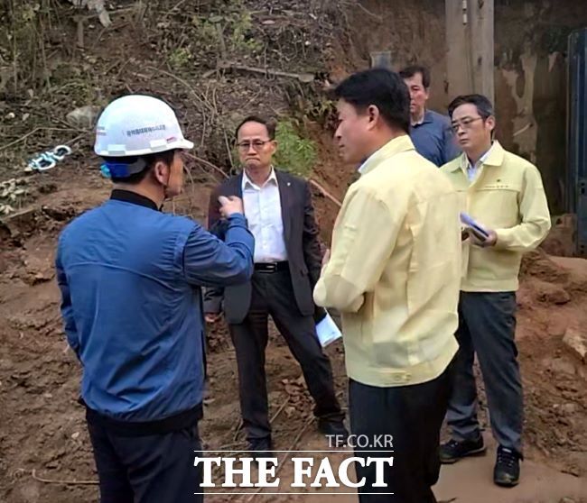 조용익 부천시장(왼쪽 세 번째)이 배수지 공사현장 노동자 사망사고 현장을 살펴보고 있다. /부천시