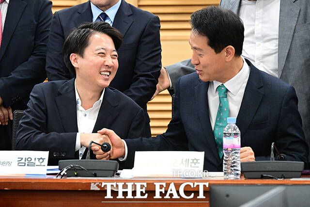 이준석 대표가 오세훈 시장을 만나 악수하고 있다.