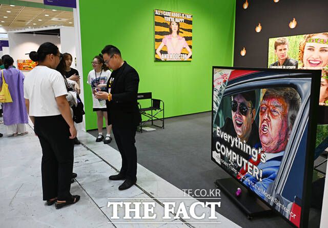 '키아프 서울'은 코엑스 1층 A·B홀과 그랜드볼룸에서 7일까지 5일간 열리며, '프리즈 서울'은 코엑스 3층 C·D홀에서 6일까지 4일간 열린다.