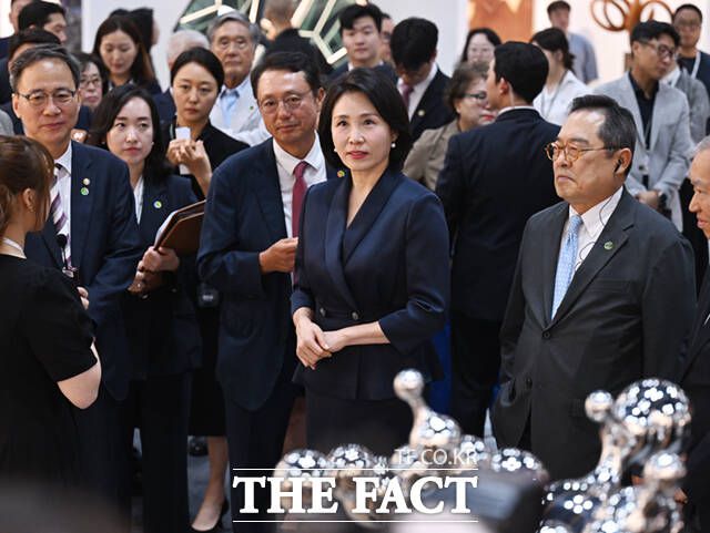 이재명 대통령의 부인 김혜경 여사가 3일 서울 강남구 코엑스에서 열린 '키아프 서울(Kiaf SEOUL) 2025)'에 참석해 전시된 작품들을 관람하고 있다.