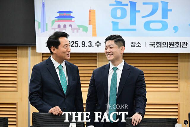 '한강, 서울의 미래: 내일이 더 기대되는 서울' 토론회를 앞두고 대화하는 오세훈 서울시장(왼쪽)과 김재섭 국민의힘 의원.