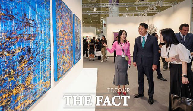 오세훈 서울시장이 3일 서울 강남구 코엑스에서 열린 '프리즈 서울 2025'에 참석해 작품들을 관람하고 있다.