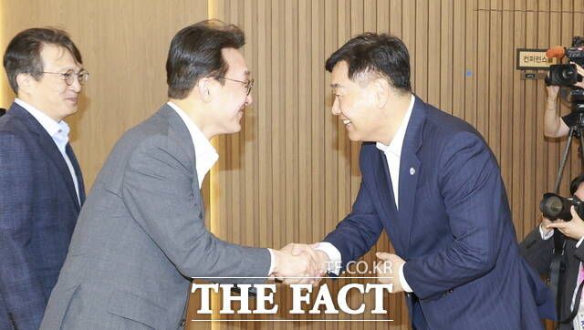 3일 전북 군산시 새만금개발청을 찾은 김민석 국무총리(왼쪽)가 현장토론회에 앞서 김관영 전북도지사와 만나 악수를 하고 있다. /전북도