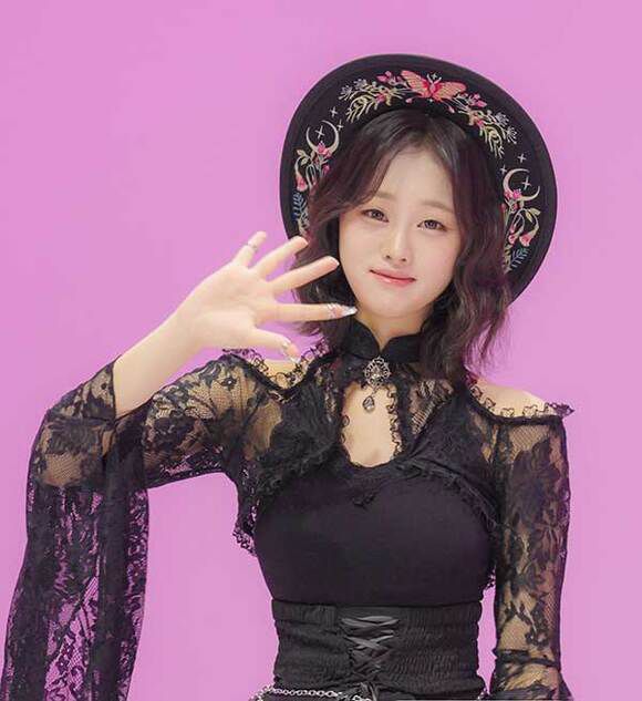 가수 김도현이 진소리로 활동명을 변경하고 9일 첫 정규 앨범 '우화(羽化)'를 발매한다. 진소리는 그룹 파스텔걸스의 멤버로 활동했으며 김봉곤 훈장의 딸이자 트로트 가수 김다현의 언니로도 유명하다./현컴퍼니