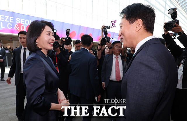 김혜경 여사와 오세훈 서울시장이 전시에 참석해 인사를 하고 있다.