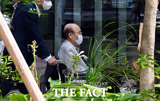 김건희 여사에게 고가의 금품을 제공했다고 자수한 이봉관 서희건설 회장이 조서 열람과 추가 조사를 위해 김 여사 연루 의혹들을 수사하는 민중기 특별검사팀에 연일 출석했지만 모습을 드러내진 않았다. 사진은 이 회장이 2일 오전 서울 종로구 KT광화문빌딩 웨스트 특검 사무실로 출석하고 있는 모습. /임영무 기자