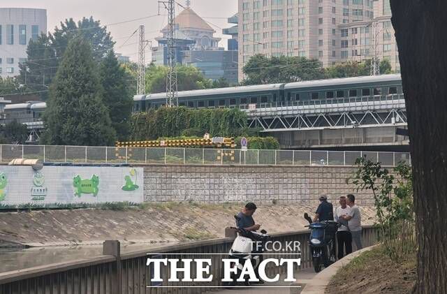 정은 북한 국무위원장이 탑승한 것으로 추정되는 열차가 이날 오후 중국 베이징역 인근에 진입하는 모습. /베이징=뉴시스