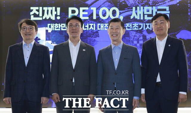 3일 오후 전북 군산시 새만금개발청을 찾은 김민석 국무총리(왼쪽 두 번째)가 김관영 전북도지사(왼쪽 네 번째)와 김의겸 새만금개발청장(왼쪽 첫 번째), 김홍국 새만금위원회 민간위원장(하림그룹 회장) 등 참석자들과 기념촬영을 하고 있다. /전북도