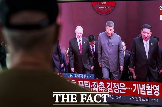 김정은 북한 국무위원장이 3일(현지시간) 오전 중국 베이징 톈안먼 광장에서 열린 전승절 80주년 열병식에 시진핑 국가 주석, 블라디미르 푸틴 대통령과 나란히 입장했다. /뉴시스