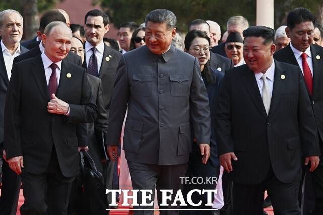 국가정보원은 전날 국회 정보위원회 비공개 회의에서 김 위원장의 방중 배경을 '한반도 정세 구도의 최적 카드'로 분석했다. 사진은 푸틴 대통령, 시 주석, 김 위원장이 3일 전승절 80주년 열병식 행사에 참석한 모습. /베이징=AP. 뉴시스