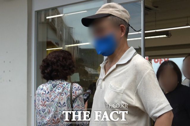 고령의 한 시민이 2일 오전 서울 성동구 성수동 ETF 베이커리 앞에서 입장하지 못하고 발걸음을 돌리고 있다. /성수=김민지 기자