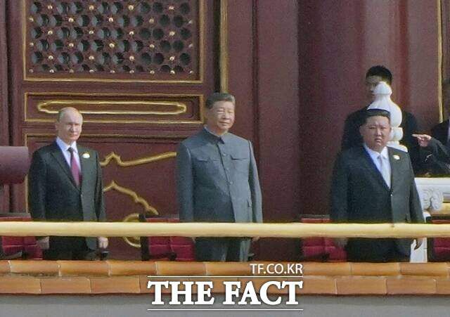 김정은 북한 국무위원장과 시진핑 중국 국가주석이 4일 베이징에서 정상회담을 갖고 양국 관계를 강화·발전시키는 데 인식을 같이했다. 사진은 블라디미르 푸틴 러시아 대통령(왼쪽부터), 시 주석, 김 위원장이 3일 중국 베이징 톈안먼(천안문) 광장에서 열린 전승절 열병식에 참석한 모습. /베이징=AP. 뉴시스