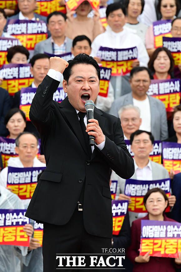 장동혁 국민의힘 대표가 4일 오전 서울 여의도 국회 본관 앞에서 열린 '야당말살 정치탄압 특검수사 규탄대회'에 참석해 규탄사를 하고 있다./국회=남윤호 기자