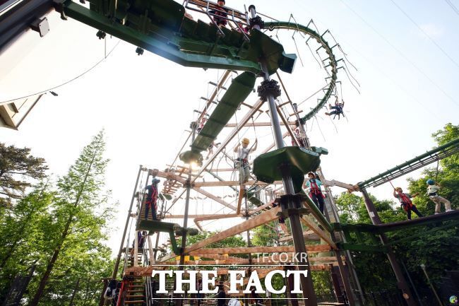 왕송호수 어드벤처에서 놀이를 즐기는 어린이 모습. /의왕도시공사