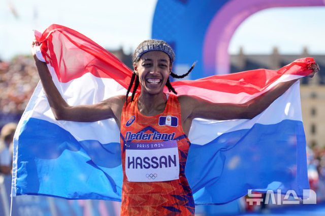 원래 올림픽의 마지막 경기는 남자 마라톤이었지만 2024 파리 대회는 여자 마라톤을 택했다. 그리고 역경극복의 상징인 시판 하산이 드라마처럼 우승했다. / AP 뉴시스