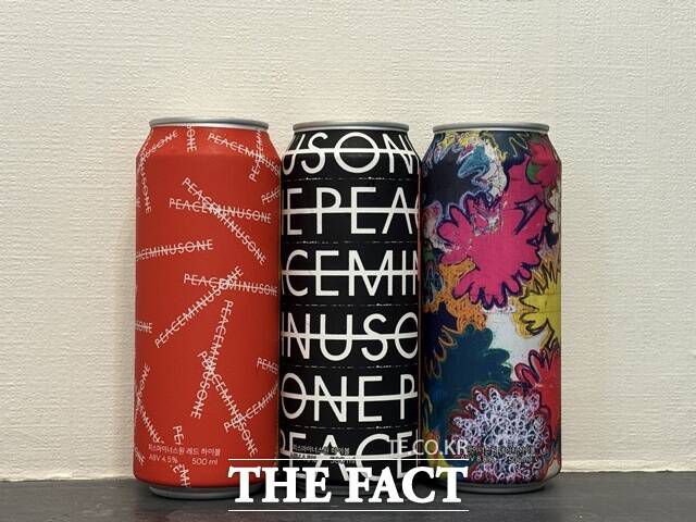 CU는 가수 지드래곤과 함께 '피스마이너스원' 하이볼 시리즈를 선보이고 있다. 레드, 블랙, 데이지(왼쪽부터)의 모습이다. /문화영 기자