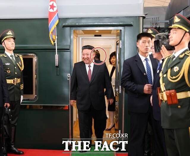 김정은 북한 국무위원장이 6년 만의 중국 방문에서 딸 주애를 대동했다. 다만 주애는 김 위원장의 54시간 중국 체류 기간 딱 한 번 등장했다. 사진은 김 위원장이 지난 2일 중국 베이징역에 도착해 전용열차에서 내리는 순간 포착된 주애의 모습(빨간 원). /베이징=신화. 뉴시스