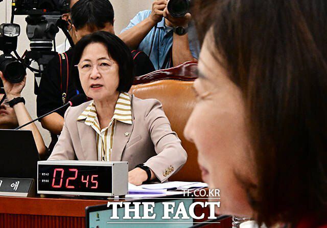 여야가 국회 법제사법위원회 야당 간사 선임을 두고 맞붙었다. 사진은 추미애 법사위원장이 4일 오전 서울 여의도 국회 법사위에서 열린 검찰개혁 공청회에 참석한 모습. 오른쪽은 나경원 국민의힘 의원. /배정한 기자