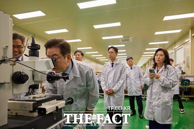 이재명 대통령이 3일 오전 경기도 안산시에 위치한 새솔다이아몬드공업을 찾아 현장을 살펴보는 모습. /대통령실