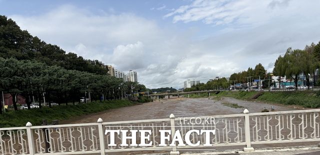 7일 오후 2시쯤 전북 전주시 진북교 주변 전주천변 산책로가 집중호우로 완전히 잠기면서 출입이 금지되고 있다. /전주=이정수 기자