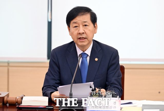 주식 양도세 대주주 기준을 기존 50억원에서 10억원으로 강화하는 정부의 세제 개편안은 확정 발표 후 증시에 큰 영향을 미칠 요인으로 관측된다. 사진은 구 부총리가 1일 오전 서울 종로구 정부서울청사에서 열린 공공기관운영위원회에 참석해 모두발언을 하고 있는 모습. /임영무 기자