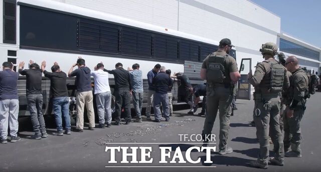 미국 이민 단속 당국이 홈페이지를 통해 지난 4일(현지시간) 조지아주 현대차그룹-LG에너지솔루션의 합작 배터리 공장 건설현장에서 벌인 불법체류·고용 단속 현장 영상을 홈페이지를 통해 공개했다. (사진= ICE 홈페이지 영상 캡쳐) /뉴시스