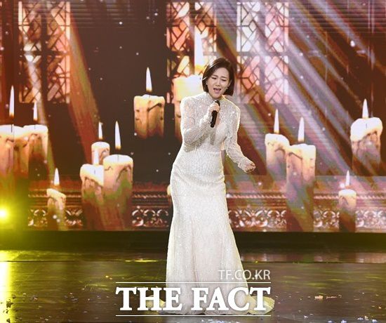 장윤정은 두 차례나 트로트를 부활시킨 주역이다. 무대 위의 장윤정은 특유의 밝고 경쾌한 창법으로 트로트의 고정관념을 허물었다. 이는 젊은 세대로까지 확산되는 계기가 됐다. /서예원 기자