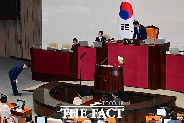 교섭단체 대표연설에 나선 정청래 대표가 국회의장에게 인사하고 있다.