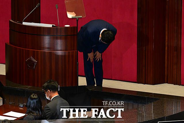 국민의힘 소속 의원들 의석 향해 허리숙여 인사하는 정청래 대표.