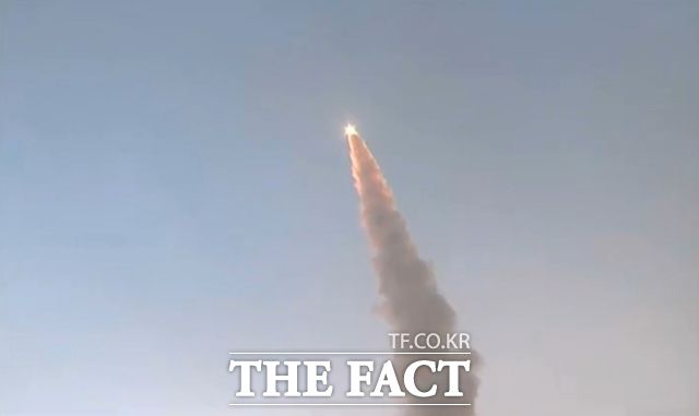 북한은 9일 김정은 국무위원장이 신형 대륙간탄도미사일(ICBM)에 탑재될 탄소섬유 고체 엔진시험을 참관했다고 밝혔다. 사진은 지난해 10월 31일 북한의 '화성-19형' 시험발사 장면. /뉴시스.조선중앙TV 갈무리