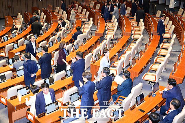 정 대표의 연설이 끝나자 기립박수 치는 여당 의원과 인사없이 퇴장하는 국민의힘.