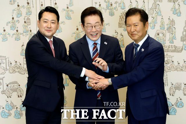 반대로 소수 야당 대표로서의 한계만 확인했다는 의견도 있다. 사진은 이재명 대통령이 8일 서울 용산 대통령실 청사에서 열린 여야 지도부 오찬 회동에서 정청래 더불어민주당 대표, 장동혁 국민의힘 대표와 기념촬영을 하고 있는 모습. /뉴시스