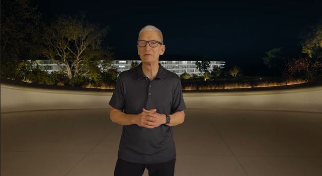 9일(현지시간) 미국 캘리포니아 쿠퍼티노 애플파크에서 열린 신제품 공개 행사에서 팀 쿡 최고경영자(CEO)가 '아이폰 17' 시리즈를 소개하고 있다. /애플 유튜브 캡쳐