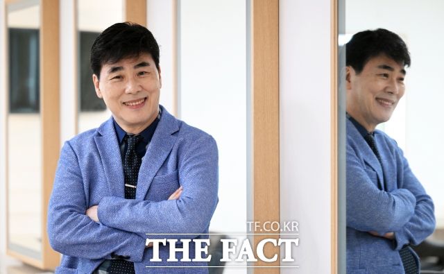 전성기 시절 김종찬의 대표곡으로는 '토요일은 밤이 좋아', '사랑이 저만치 가네', '당신도 울고 있네요', '편지' 등이 있다. 은퇴 후 목사 안수를 받고 교회와 신앙 공동체에서 사역을 이어가고 있다. /임영무 기자