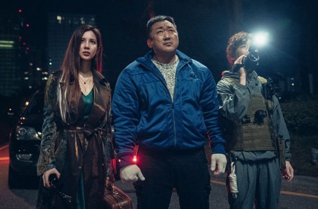 기대작들 마저 줄줄이 흥행에 참패하면서 국내 최대 영화관 CJ CGV의 영화관들이 문을 닫고 있다. 가장 큰 원인은 (OTT)에 쏟아지는 콘텐츠다. OTT의 구독료는 영화 한 편 관람할 수 있는 티켓값보다 저렴하다. /'거룩한 밤'