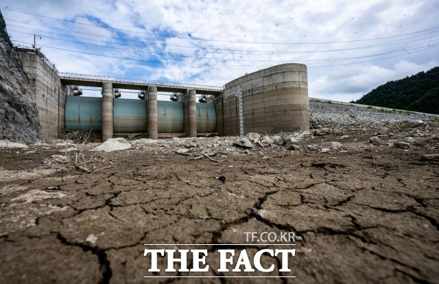 108년 만에 가장 극심한 가뭄을 겪고 있는 강원 강릉에 12일부터 13일까지 이틀간 최대 60㎜의 비가 내릴 것으로 예보됐다. 사진은 지난 2일 강릉의 상수원 오봉저수지 모습. /강릉=장윤석 기자