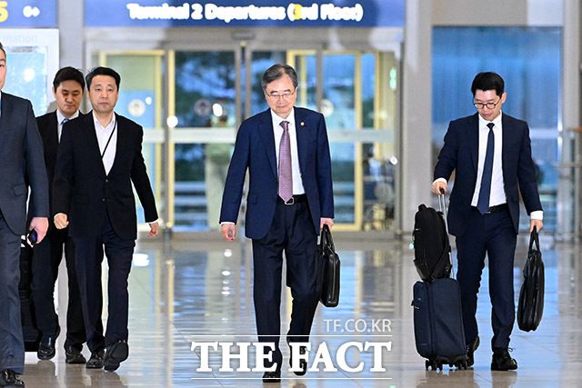 지난 8일 미국 이민 당국의 불법체류 단속으로 구금된 한국인 300여 명의 석방 절차를 마무리하고 유사 사태 재발을 막기 위해 인천국제공항 제2터미널을 통해 미국으로 출국하는 조현 외교부 장관. /남용희 기자