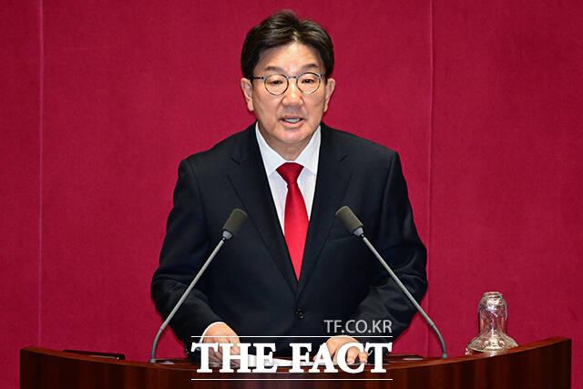 권성동 의원은 '불체포 특권' 포기 의사를 밝히며 "정치보복은 나 하나로 끝내라"고 발언했다.