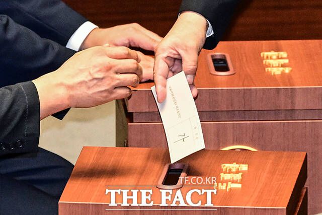 권 의원은 표결에 앞서 신상발언에서 "한 분도 빠짐없이 저에 대한 체포동의안을 찬성해 달라"며 "선거 때는 불체포특권을 포기하겠다고 공약 해놓고 선거가 끝나자마자 불체포특권 뒤로 숨어버리는 이재명의 민주당과는 달라야 한다"고 했다.