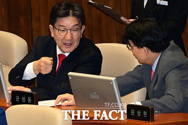본회의에 참석한 권성동 국민의힘 의원(왼쪽)이 윤상현 의원과 대화하고 있다.