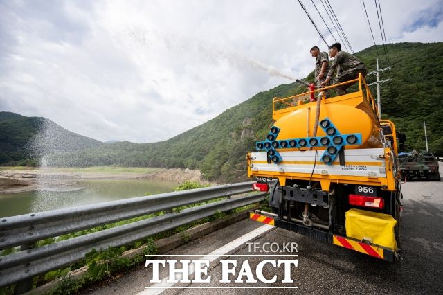 지난 2일 강원 강릉시 오봉저수지 안으로 군 장병들이 살수차에 싣고 온 물을 뿌리고 있다. /강릉=장윤석 기자