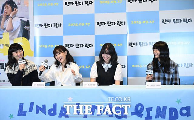 배우 배두나와 마에다 아키, 카시이 유우, 세키네 시오리(왼쪽부터)가 12일 오후 서울 강남구 메가박스 코엑스점에서 열린 영화 '린다 린다 린다' 의 언론시사회 및 기자간담회에 참석해 질의에 답하고 있다.