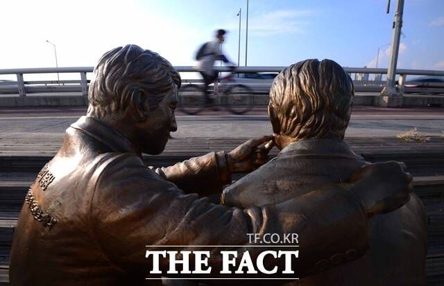 김 총리는 "새 정부에서는 자살을 국가적 과제로 두고, 자살예방정책위원회를 체계적으로 운영하면서 자살 위험에 계신 분들을 인지하고 도움을 줄 수 있도록 노력할 것"이라고 강조했다. 사진은 서울 마포대교에 있는 '한 번만 더' 동상. /뉴시스