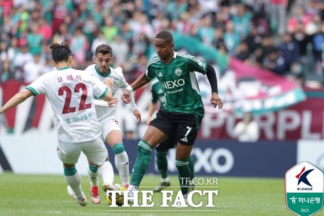 황선홍 감독의 대전과 거스 포옛 감독의 전북이 13일 올 시즌 세 번째 대결을 펼쳐 벤치의 지략싸움에 관심이 모아지고 있다./K리그