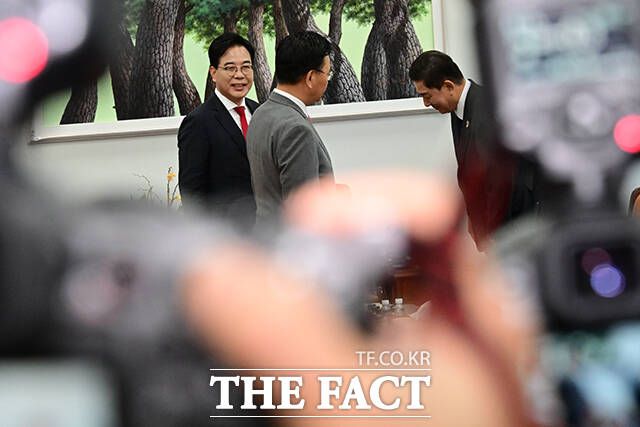 이 대통령과 여야 지도부가 만나 협치 흐름에 물꼬를 튼지 일주일도 안 돼 민주당 내 대야 강경 기조가 확고해지면서 중도층 이탈을 불러올 수 있다는 우려도 나온다. 사진은 송언석 국민의힘 원내대표./남윤호 기자