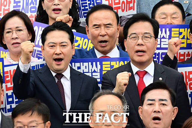 장동혁 국민의힘 대표와 송언석 원내대표가 규탄 구호를 외치고 있다.