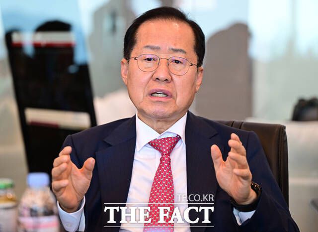 홍준표 전 대구시장은 13일 자신의 페이스북을 통해 한미 정상회담 직후 터진 미국 조지아 현대차-LG 배터리 공장 근로자 대규모 구금 사태에 대해 '의도된 도발'이라고 말했다. /남윤호 기자