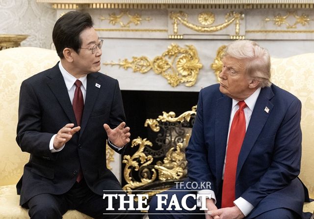 미국에 구금됐던 우리 국민 316명이 지난 12일 오후 귀국했다. 다만 이번 사태의 원인으로 지목되고 있는 비자 문제는 한미 양국이 풀어야 할 숙제로 남았다. 사진은 이재명 대통령과 도널드 트럼프 미국 대통령이 지난달 25일(현지시간) 한미 정상회담을 갖는 모습. /뉴시스